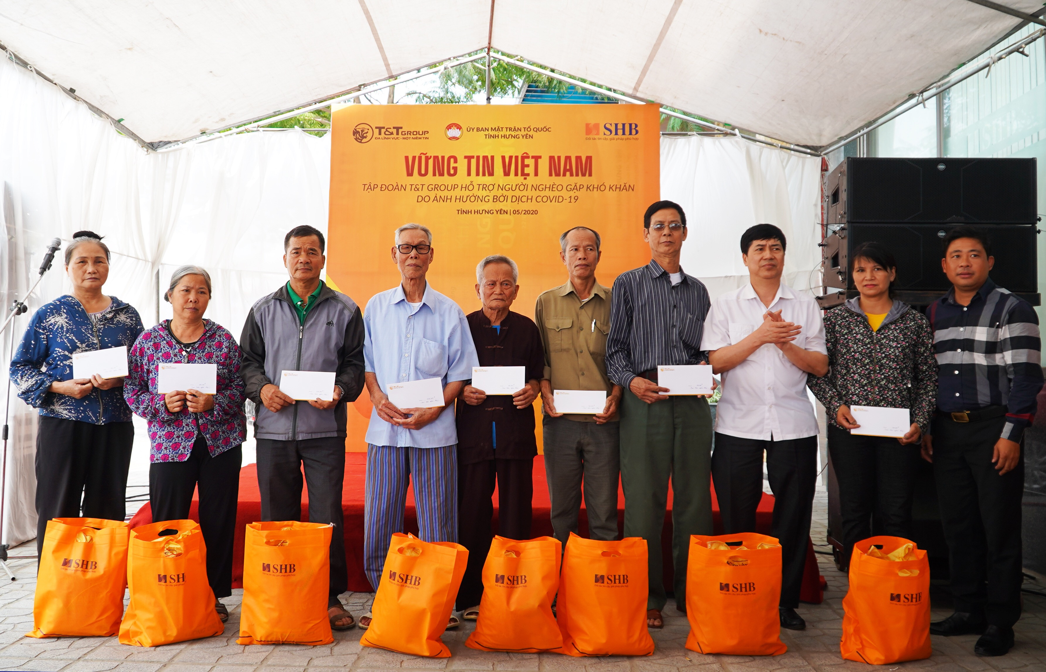 Cha liệt sĩ xúc động khi nhận quà từ chương trình “Vững tin Việt Nam” của Tập đoàn T&T Group