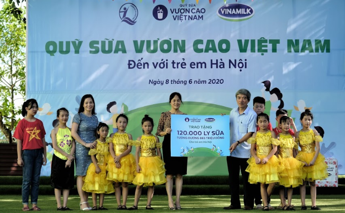 Quỹ sữa Vươn cao Việt Nam và Vinamilk trao tặng 120.000 ly sữa cho trẻ em Hà Nội