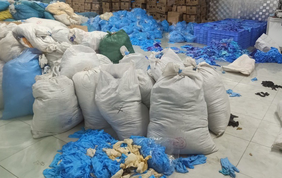 Phát hiện hàng chục tấn găng tay cao su bẩn tại kho hàng ở Bắc Ninh
