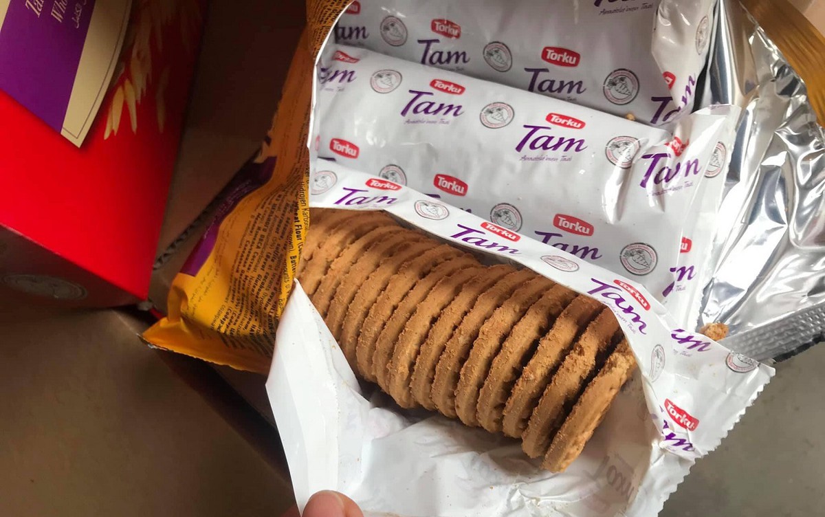 Bắt quả tang doanh nghiệp đang thay “date” hơn 3 tấn bánh quy hết hạn gần 1 năm tại Hà Nội