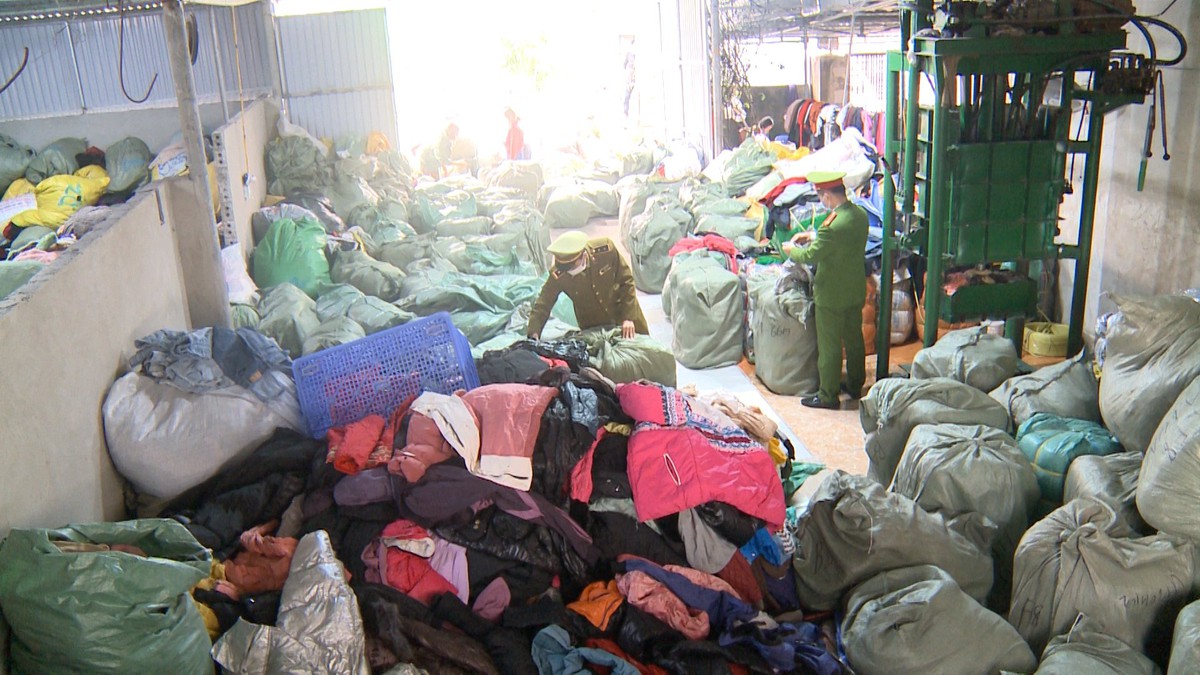 Liên tiếp bắt giữ hàng chục tấn quần áo “sida” nhập lậu