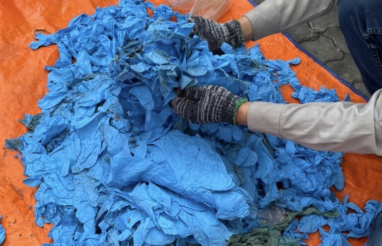 Bắt gần 15 tấn găng tay phế thải nhập khẩu từ Trung Quốc