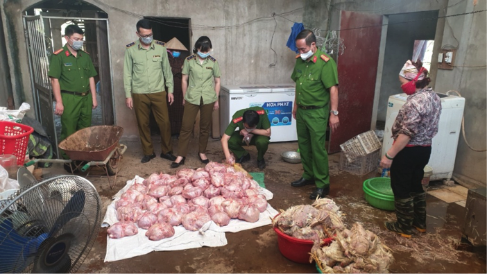 Chặn hơn 3 tấn thịt gà đã hôi thối chuẩn bị tuồn ra thị trường 