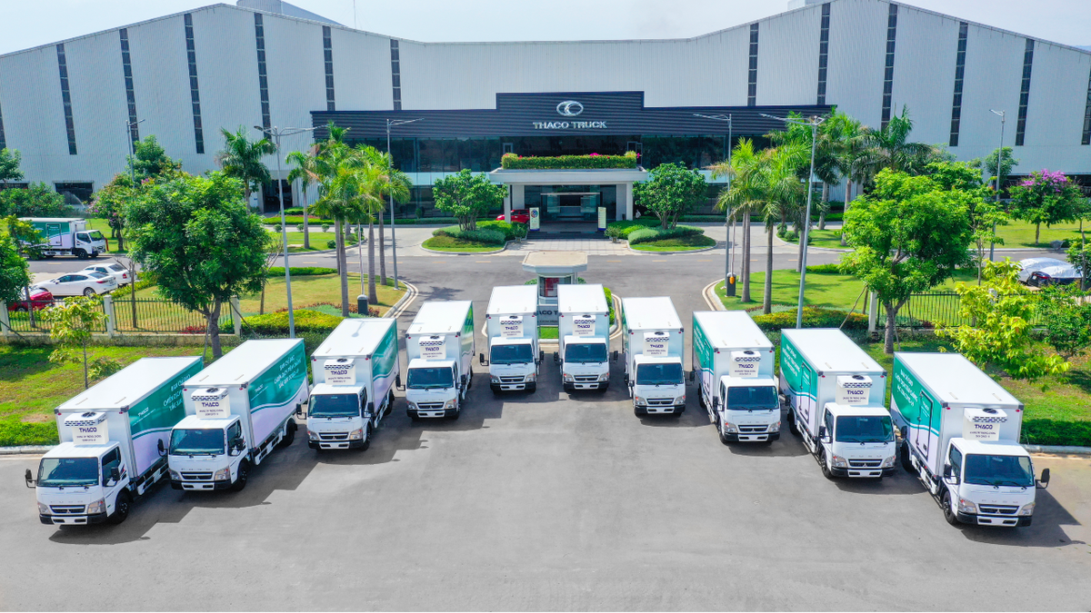 THACO tiếp tục tài trợ 30 xe cứu thương, hỗ trợ 25 xe tiêm chủng cơ động cho TP.HCM 